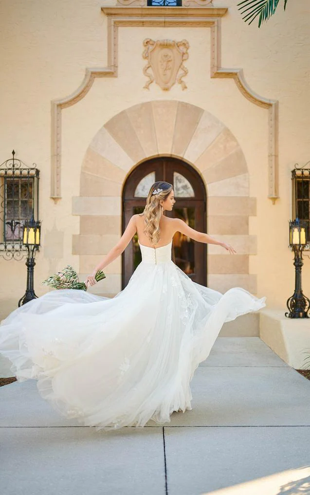Hermosos vestidos de novia de tul con escote corazón sin tirantes para playa